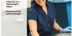 Una persona que lleva gafas de seguridad y guantes limpia una superficie metálica con un paño blanco. El texto de la izquierda dice: El poder absorbente del material Hydroknit en un paño ligero Wypall X70. Reforzado para una mayor resistencia.