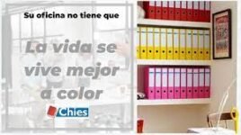 Un estante con carpetas de colores y un archivador lomo angosto se encuentra junto a un cartel motivacional que dice: "La vida se vive mejor a color" y "Su oficina no tiene que" con el logo de Chies en la parte inferior.